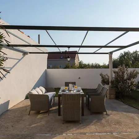 Luic - Three-bedroom With Terrace And Swimming Pool * Чилипи