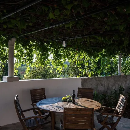 Luic - Three-bedroom With Terrace And Swimming Pool Чилипи