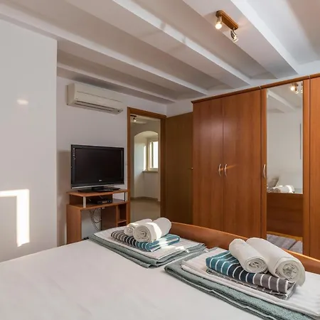 Апартаменты Luic - Three-bedroom With Terrace And Swimming Pool Чилипи
