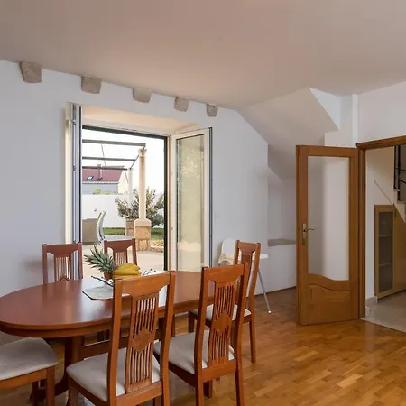 Luic - Three-bedroom With Terrace And Swimming Pool *