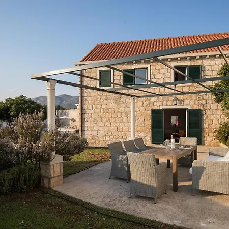 Luic - Three-bedroom With Terrace And Swimming Pool *