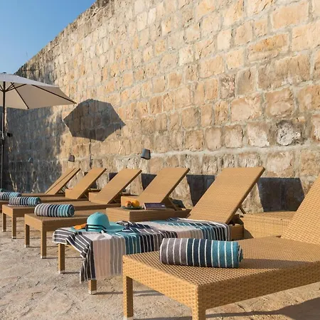 Luic - Three-bedroom With Terrace And Swimming Pool Чилипи