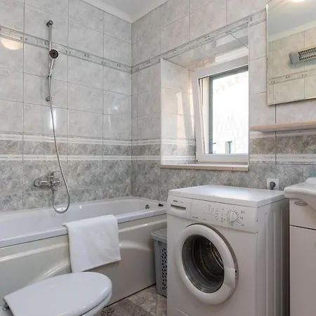 Luic - Three-bedroom With Terrace And Swimming Pool Чилипи