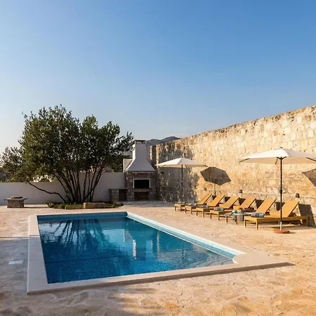 Luic - Three-bedroom With Terrace And Swimming Pool Apartment *
