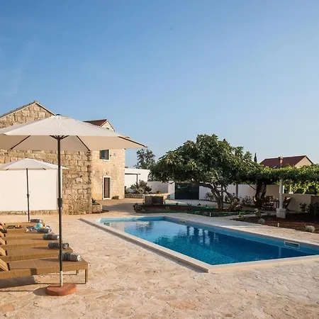 Apartment Luic - Three-bedroom With Terrace And Swimming Pool *
