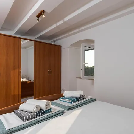Luic - Three-bedroom With Terrace And Swimming Pool * Cilipi