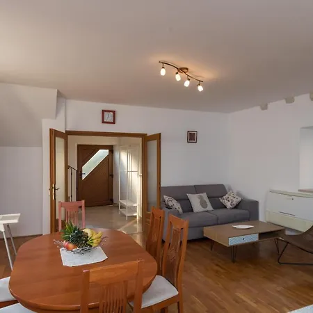 Luic - Three-bedroom With Terrace And Swimming Pool Apartment