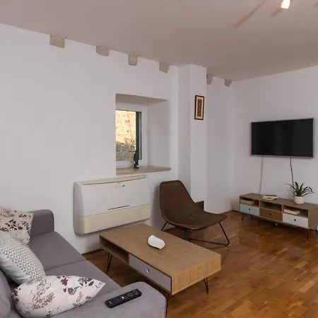 Luic - Three-bedroom With Terrace And Swimming Pool