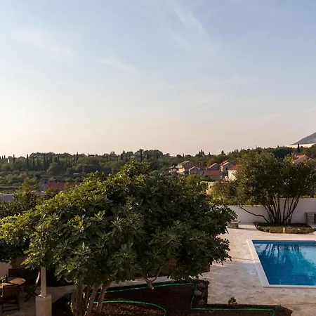 Luic - Three-bedroom With Terrace And Swimming Pool Apartment