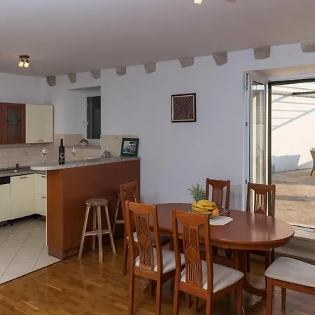 Luic - Three-bedroom With Terrace And Swimming Pool Cilipi